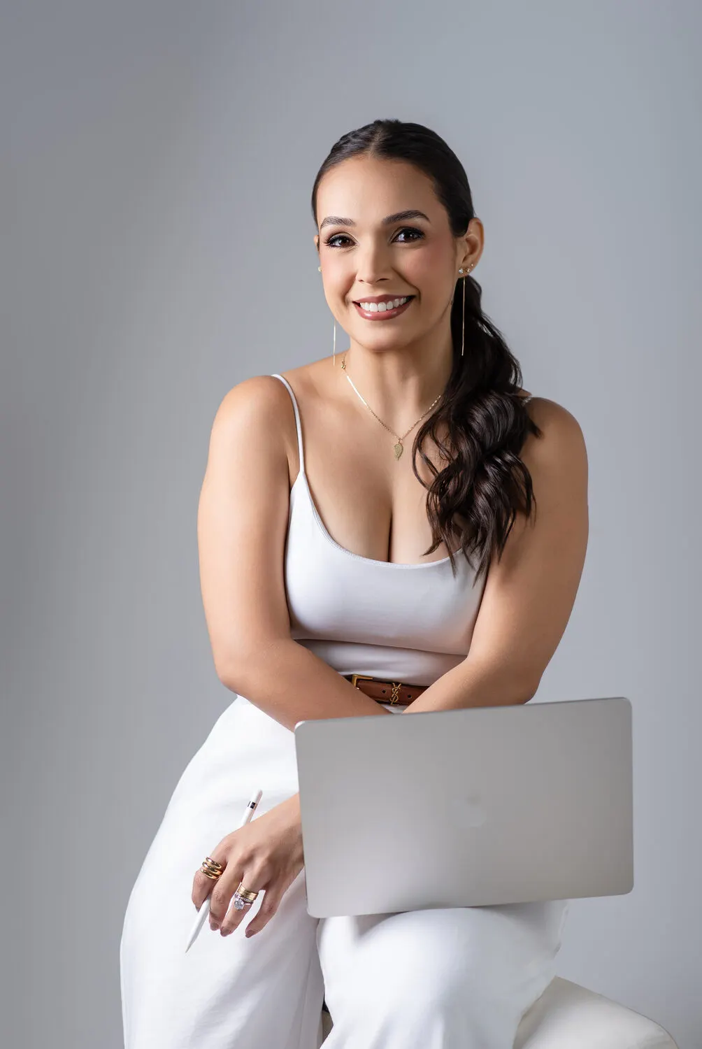 Dra. Gabriela Meneghel estudando um caso de planejamento previdenciário no notebook